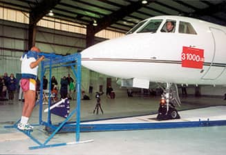 Sri Chinmoy egy 31000 fontos (14061 kg) repülőgépet emel